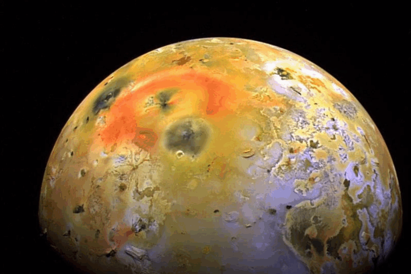La lune Io de Jupiter révèle ses secrets volcaniques dans un spectacle fascinant