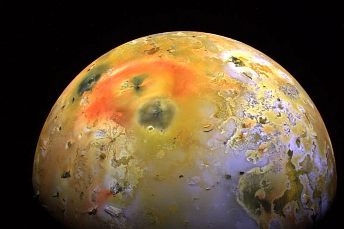 La lune Io de Jupiter révèle ses secrets volcaniques dans un spectacle fascinant