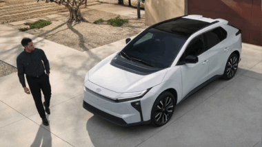 Toyota dévoile sa nouvelle bZ 2026 aux États-Unis avec un connecteur innovant qui intrigue