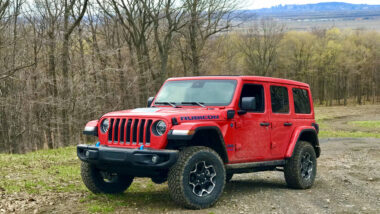 Chrysler rappelle 320 000 Jeep aux États-Unis, l'inquiétude grandit face au risque d'incendie