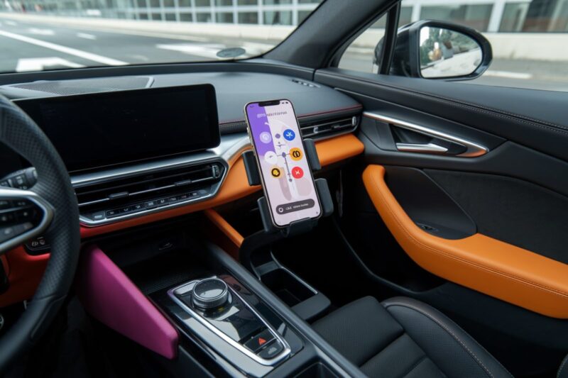 Smartphone affichant les feux tricolores sur l'application Waze dans une voiture.