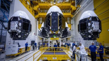 Ligne d'assemblage de satellites chez Airbus à Toulouse