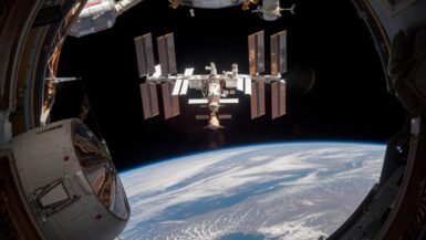 Station spatiale internationale avec un vaisseau Soyouz approchant pour une évacuation d'urgence.