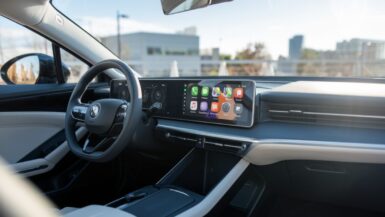 Tableau de bord de voiture moderne affichant l'interface CarPlay sans fil.