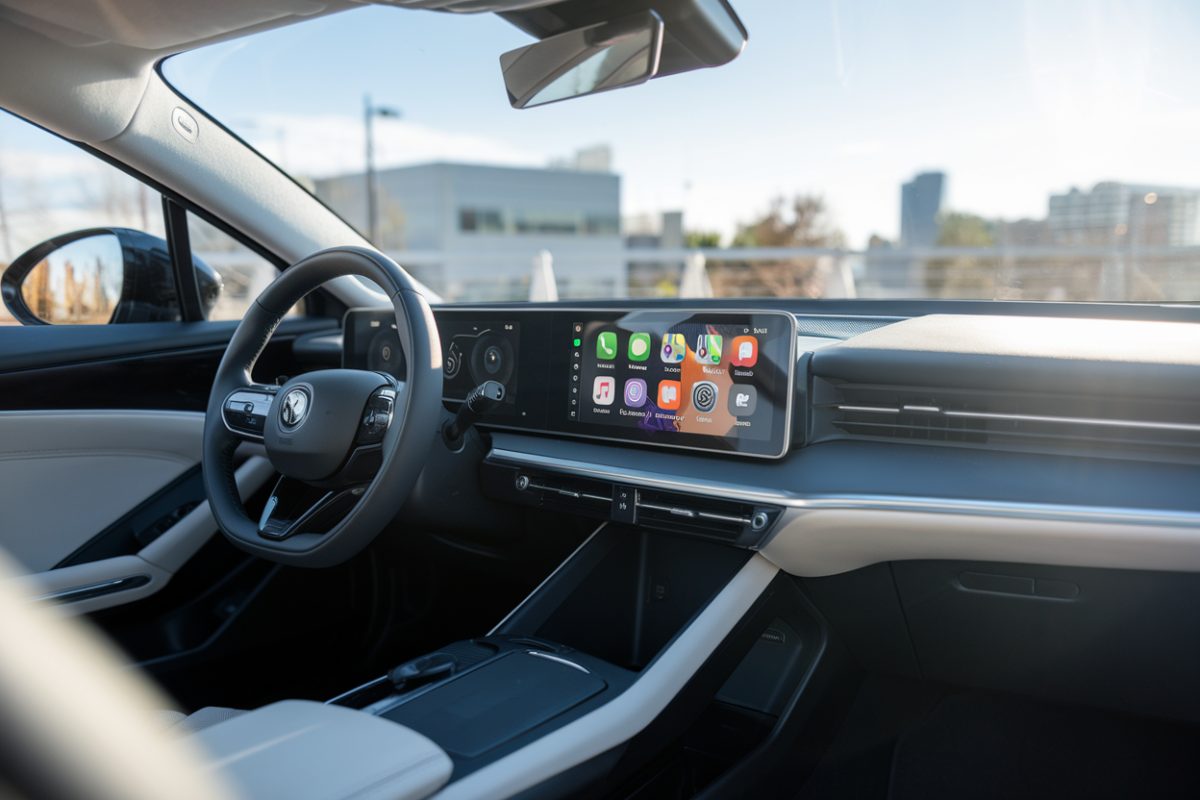 Tableau de bord de voiture moderne affichant l'interface CarPlay sans fil.