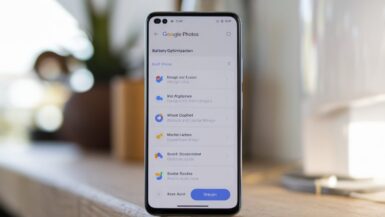 Smartphone affichant l'application Google Photos avec les paramètres d'optimisation de la batterie.