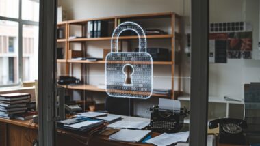 Bureau d'un opérateur télécom français avec une image de serrure numérique symbolisant une fuite de données.