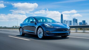Tesla en mode conduite autonome sur une autoroute avec une skyline futuriste.