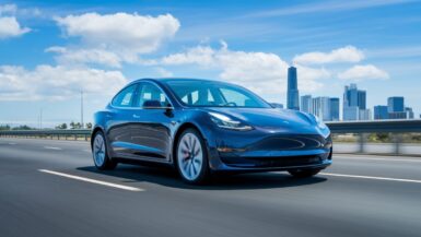 Tesla en mode conduite autonome sur une autoroute avec une skyline futuriste.