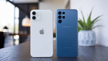 Collage du nouvel iPhone 17 et de la série Galaxy A de Samsung.