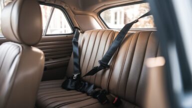 Ceintures de sécurité attachées à l'arrière d'une voiture