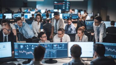 Des employés discutent de la stratégie de cybersécurité dans un bureau