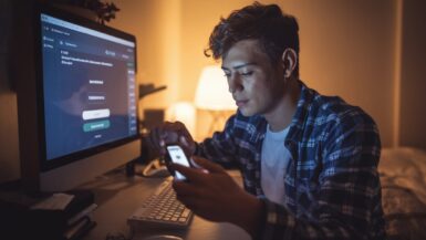 Utilisateur vérifiant son âge sur Discord via smartphone